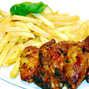 Pouletflügeli mit Salat, Pommes oder Reis